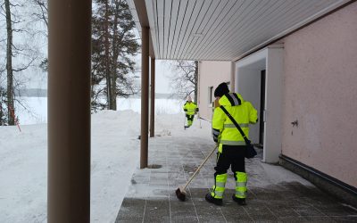 Lumipyry teetti töitä kiinteistönhoidon opiskelijoille