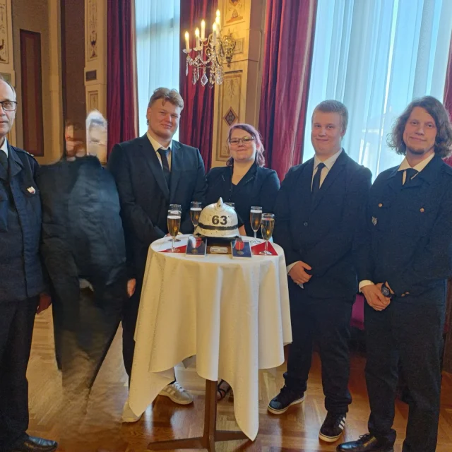 Aitoon Special rescue -kerholaisia ohjaajineen oli torstaina Tampereen raatihuoneella juhlimassa. Tapahtuma oli upea 😎
Ruoka- ja juomapuoli ei jättänyt ketään kylmäksi. Nuoret verkostoituivat muiden Special Rescue osastojen kanssa. Kuunneltiin muutamat puheet ja pidettiin palkintojen jako.
Koululle myönnettiin yhteistyöpalkinto Special Rescue toiminnasta. 
Aitoon kerhotoimintaa toteutaan yhteistyössä Aitton VPK:n kanssa.
#aitoonkoulutuskeskus #aitoomeininkiä #specialrescue