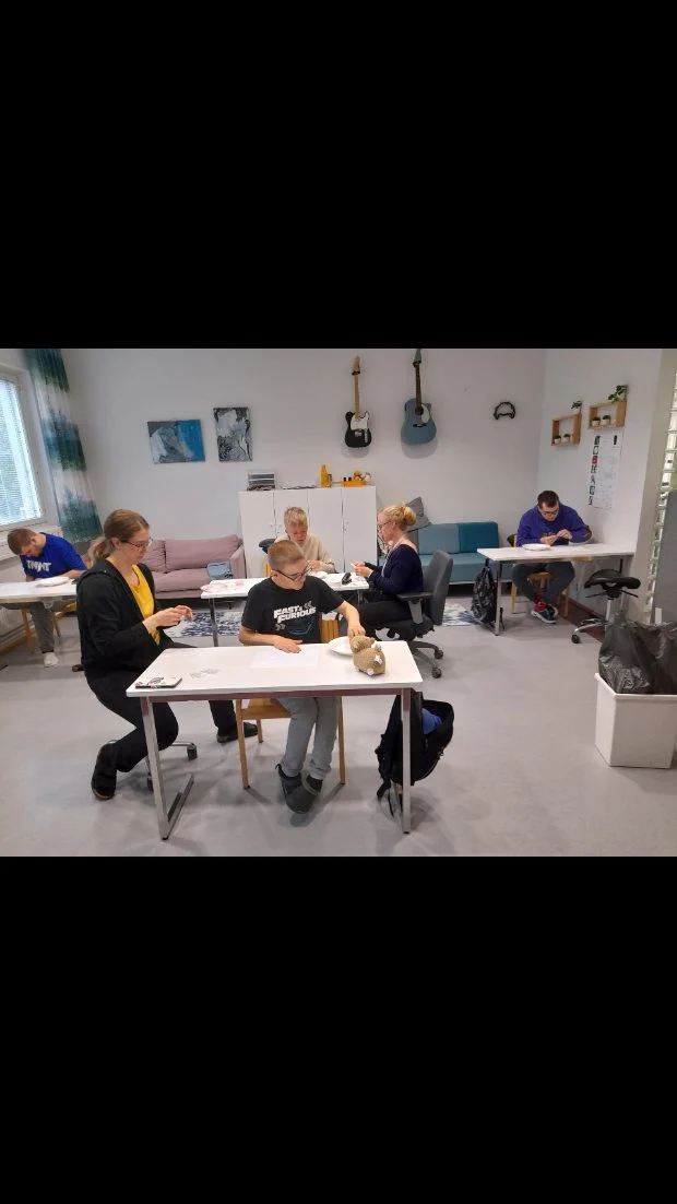 Terveiset Hervannasta!
Täällä ollaan taas liikuttu erilaisin menetelmin, työtoimintana tehty koruja, leivottu, käyty kaupassa, maalattu, tutustuttu sieniin.
Mennyt todella nopeasti alkusyksy!

Aurinkoista viikonloppua,
toivottaa Hervannan väki!