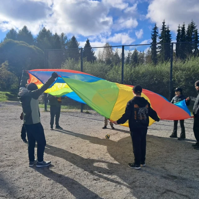 Viime viikolla aurinkoisessa säässä saatiin nauttia koko Hervannan koulun kanssa liikuntapäivästä!
Kierreltiin rasteja, joissa oli kivoja tehtäviä.
Värikäs varjokin pääsi päivään mukaan ja jalkapalloa pelattiin.
Olipas kiva touhuta taas yhdessä koko porukka!☀️