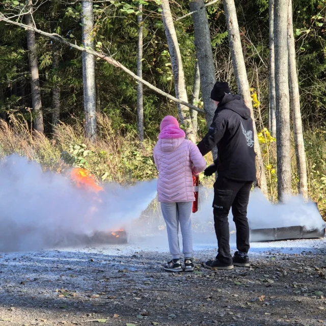 Tänään Aitoossa harjoiteltiin alkusammutusta. Opiskelijat ja henkilökunta pääsivät kokeilemaan sammutuspeitteen ja jauhesammutimen käyttöä. #aitoonkoulutuskeskus #aitoomeininkiä