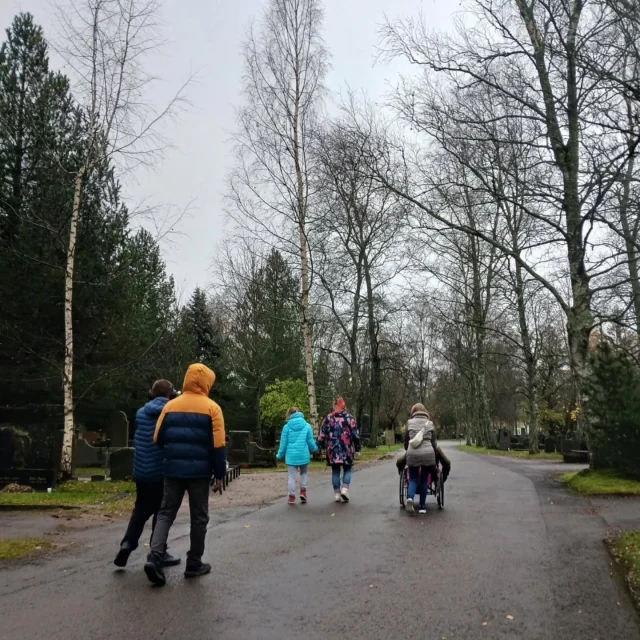 Lauantaina 1.11 vietetään Pyhäinpäivää, jolloin monella on tapana käydä esim. hautausmaalla sytyttämässä kynttilä muistoksi edesmenneille.
Näin teki myös T4 porukka, samalla ihasteli hautausmaan kauneutta ja nautti syyspäivästä.

Mukavaa viikonloppua!

#aitootameininkiä
#aitoonkoulutuskeskus