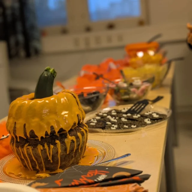 Perjantaina 24.10 Hervanta juhli Halloweenia! Hyviä herkkuja, hienoja asusteita/pukuja ja hauskaa ohjelmaa 
Näihin juhliin valmisteltiin koristeita, ohjelmia ja tarjottavia yhdessä koko koulu alkuviikko 🤩
