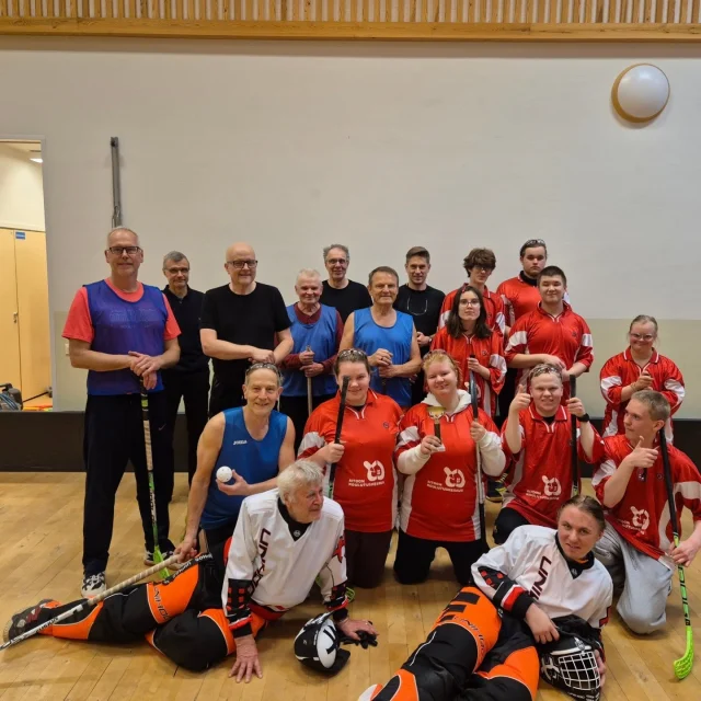 Perinteinen Aitoon opiskelijoiden ja Sahalahden leijonaukkojen sählymatsi pelattiin maanantaiiltana. Maaleja tehtiin puolin ja toisin. Ottelu päättyi opiskelijoiden voittoon jatkoajalla. #aitoonkoulutuskeskus #aitoomeininkiä